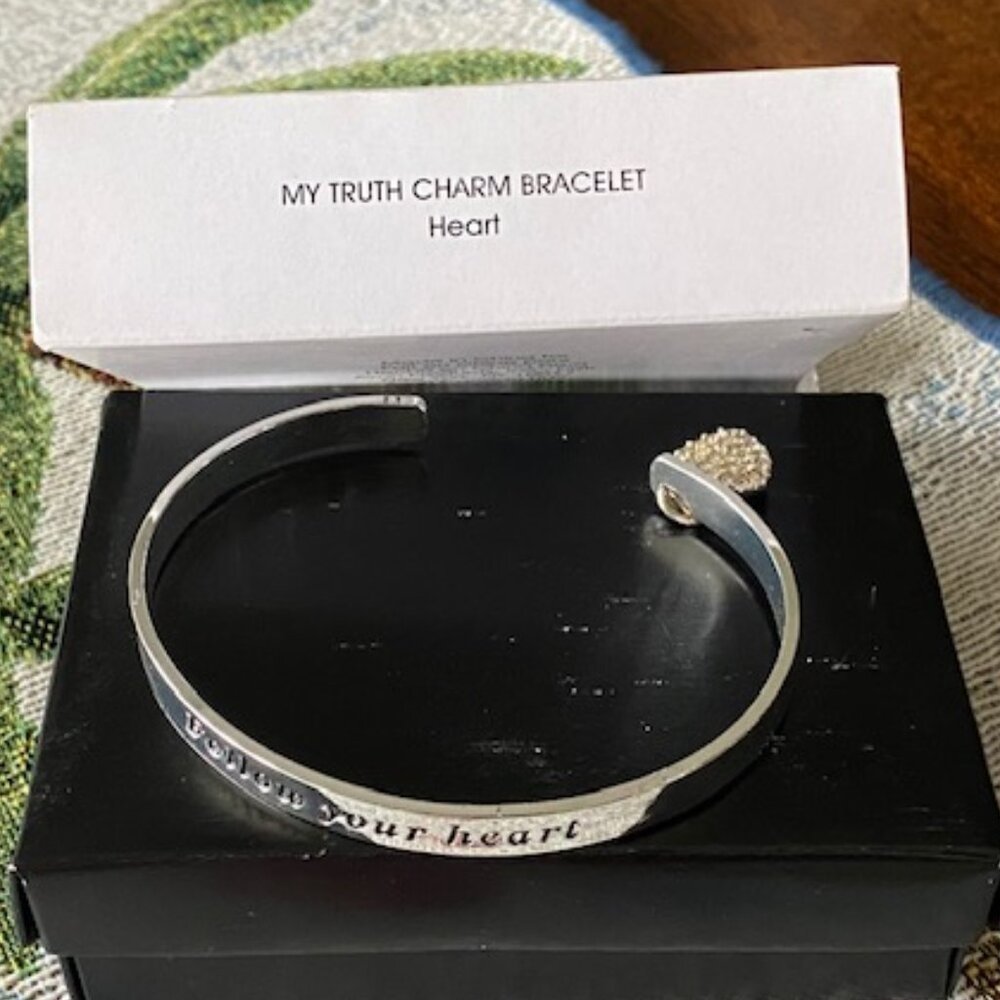 NIB * AVON My Truth FOLLOW YOUR HEART Silver BANGLE BRACELET